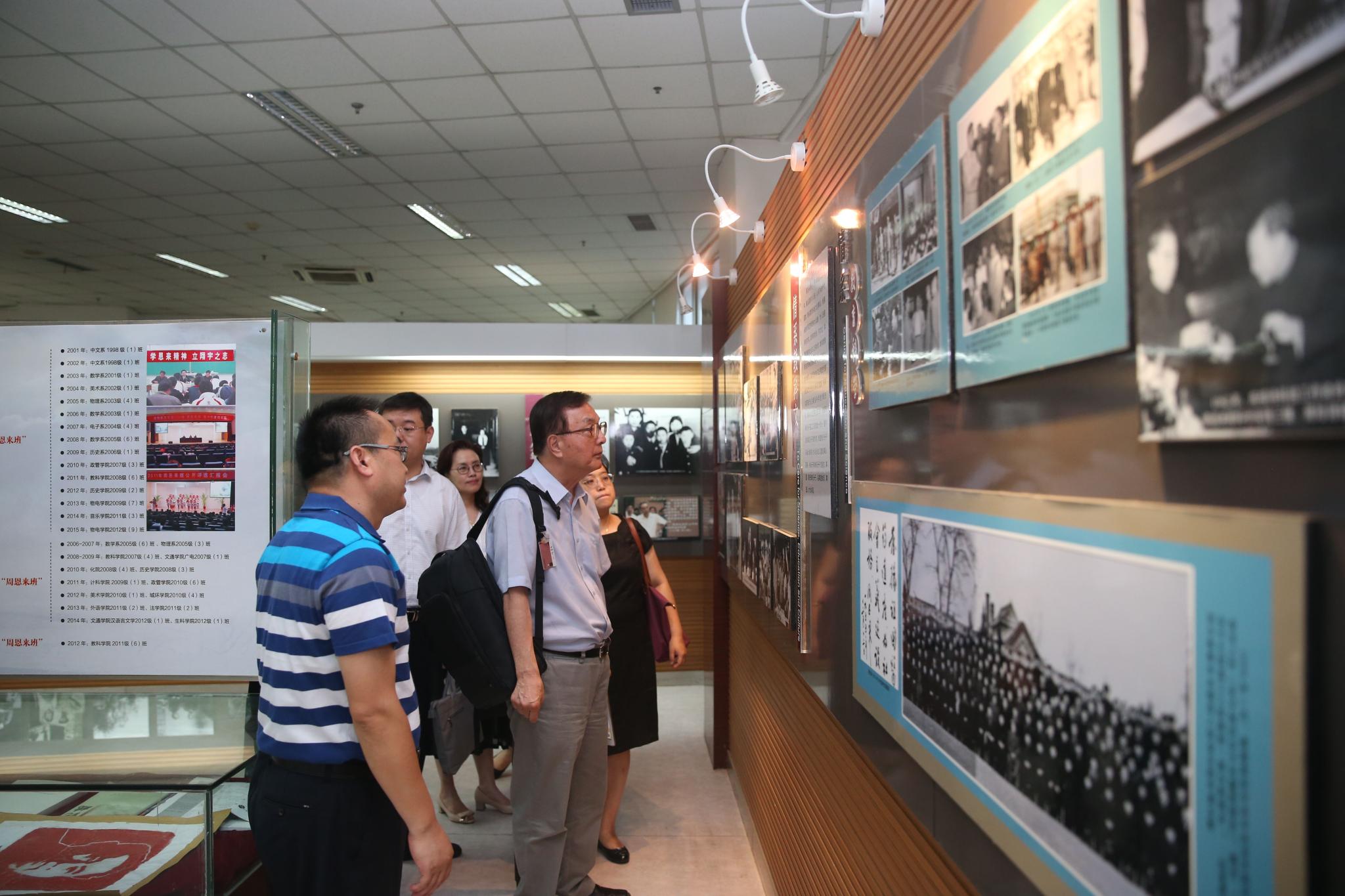 3 郑钟旭大使参观我校周恩来研究基地.jpg