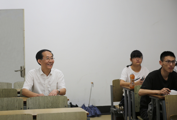 朱汉清书记准备听课.JPG
