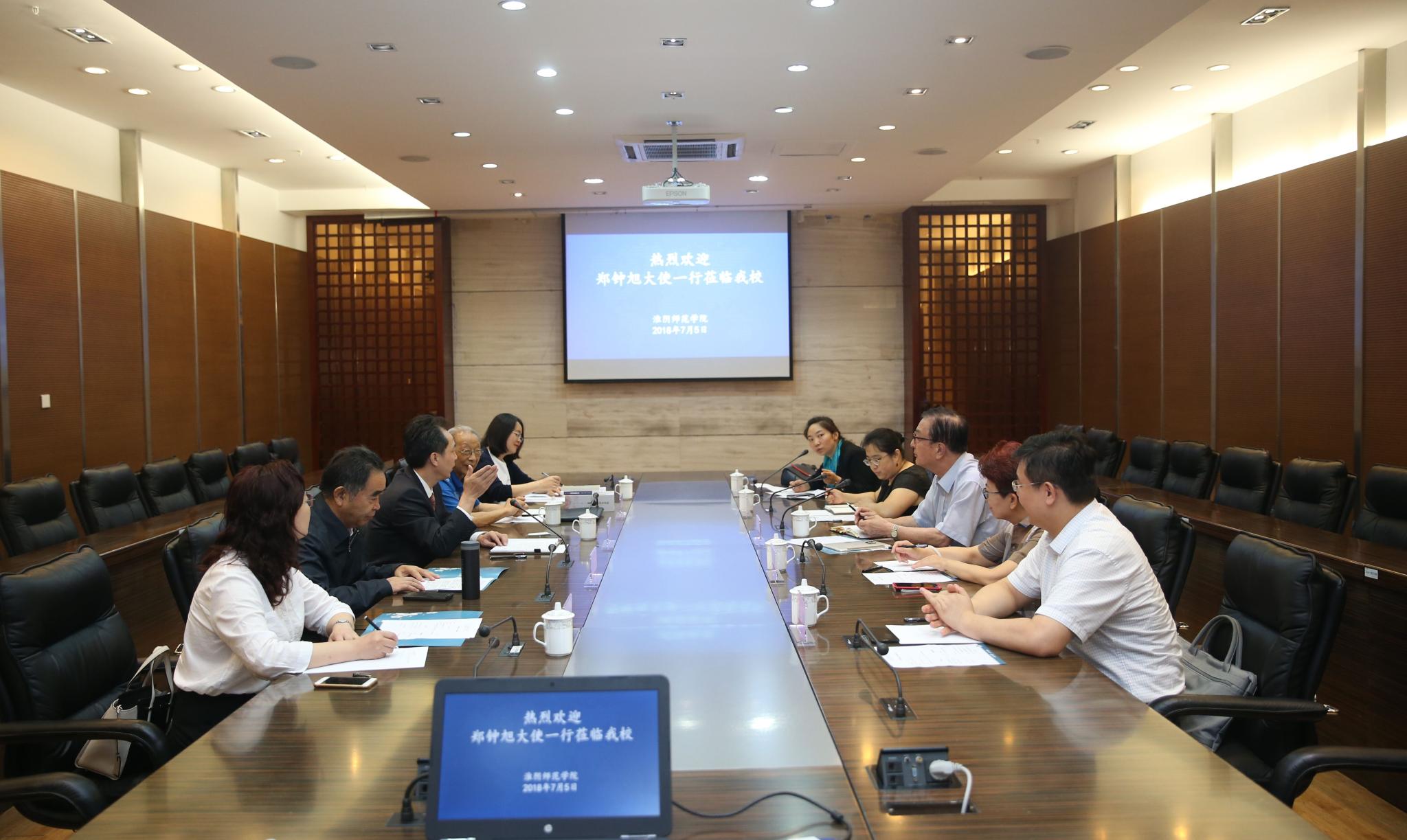 2 施军副校长接待郑钟旭大使一行并主持座谈会.jpg