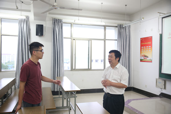 朱林生校长与学生交流_副本.jpg